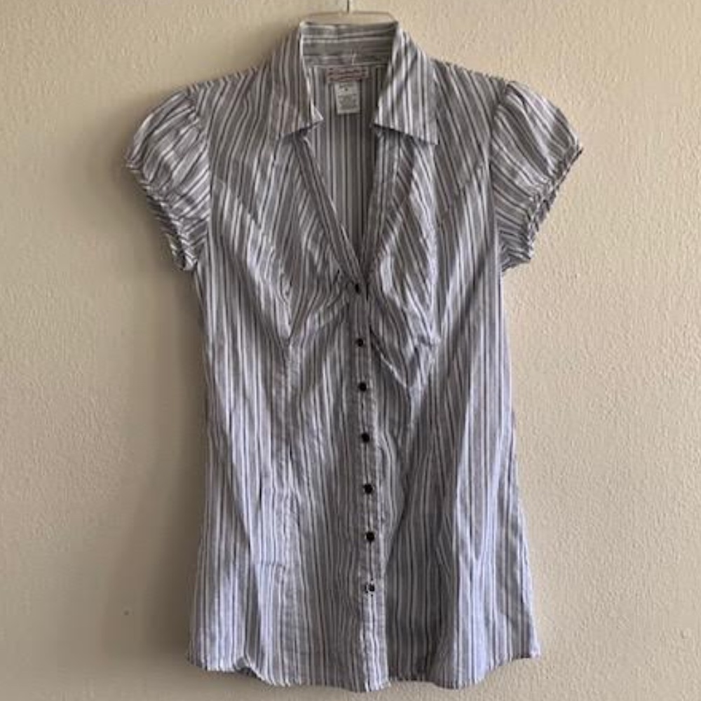 Pinstriped shirt sleeve shirt